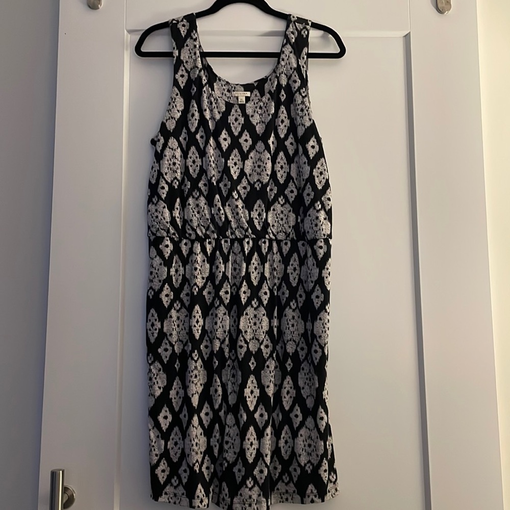 Black sleeveless dress